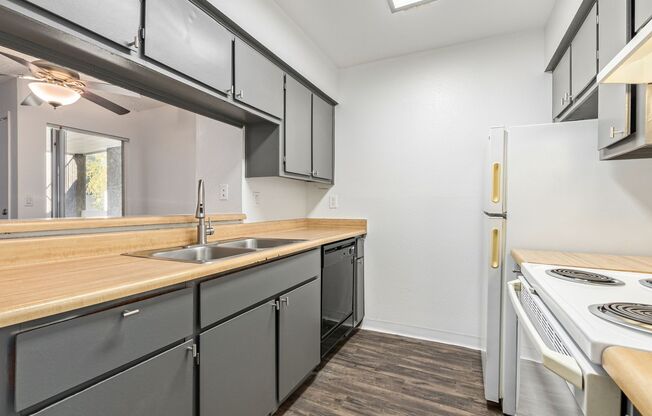 1 bed, 1 bath, 680 sqft, $1,095, Unit 220