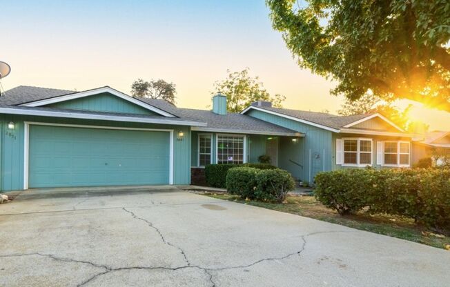 3 Bedroom In Shasta View Neighborhood with Bonus room, sun room, gazebo and putting green!