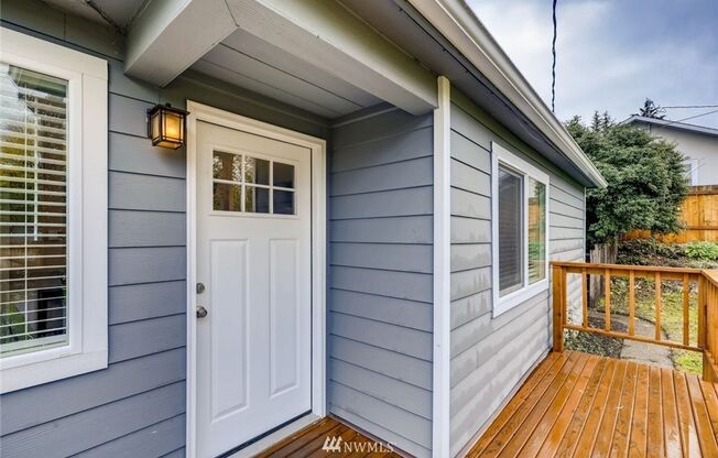 Charming 3 Bedroom Skyway House with Large Yard!!