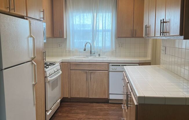 Located in the heart of Talmadge - Canyon View!!