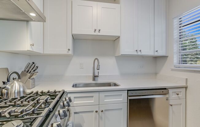 2 beds, 1.5 baths, 1,042 sqft, $1,450, Unit 115
