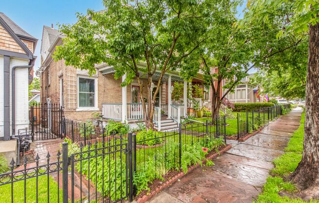 Gorgeous City Park Gem!