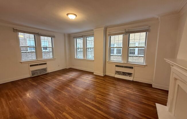 1 bed, 1 bath, 962 sqft, $1,510, Unit New King Edward  306