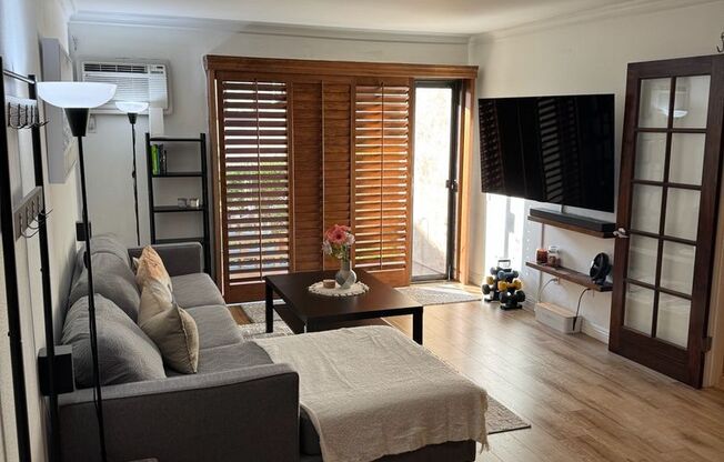 Special!! Spacious 1 bedroom condo centrally located near Kaiser and college close in gated community