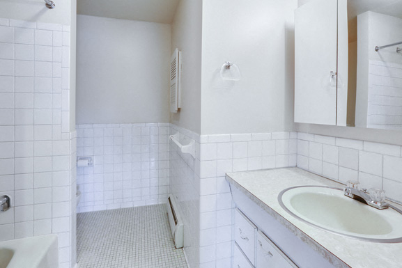 Berkley Manor Apartments â Kenmore New York - Full Bathroom