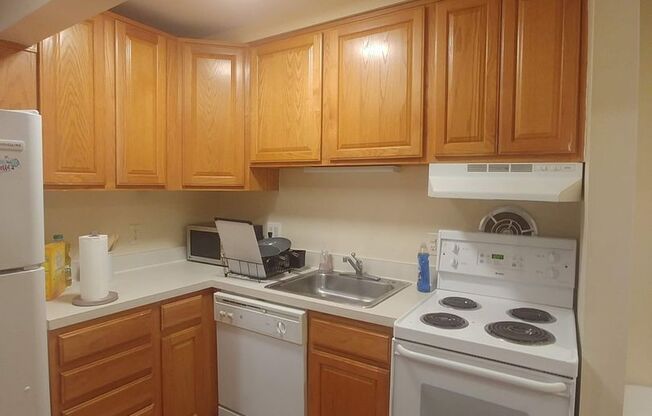 2 beds, 1 bath, 668 sqft, $2,440, Unit 06