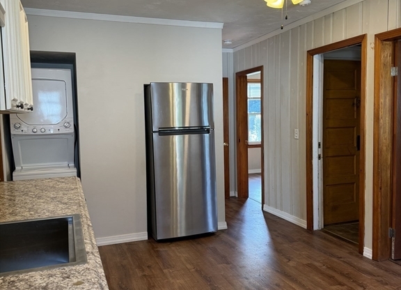 3 beds, 1 bath, $2,275, Unit 1