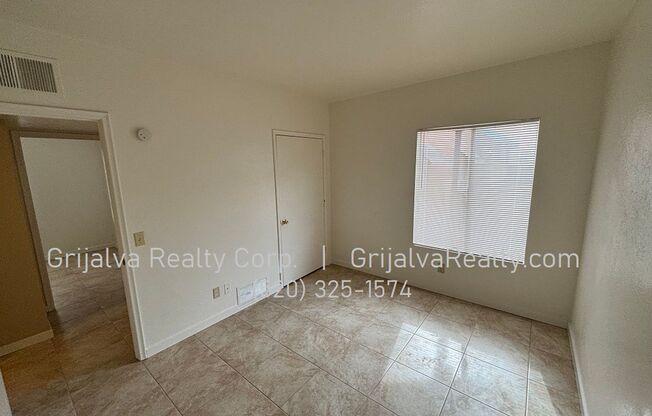 2 beds, 1 bath, 715 sqft, $925, Unit B