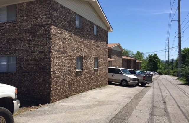 2 beds, 1 bath, 728 sqft, $750, Unit D4