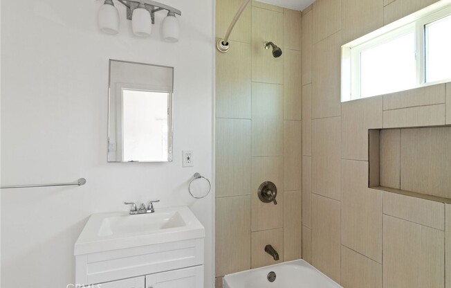 1257 W 38 ST