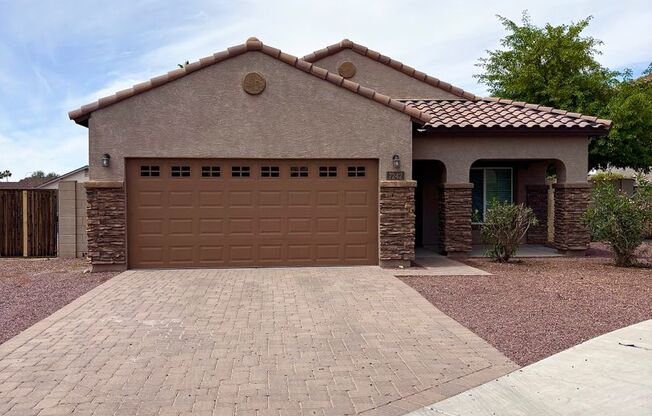 **GREAT 4 BEDROOM/2 BATHROOM HOME IN GLENDALE (GLENDALE & 75TH)**