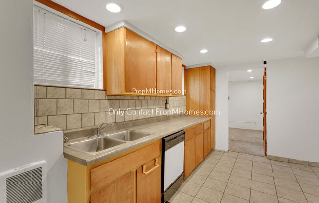 4 beds, 2.5 baths, $3,299, Unit 3915 SE 68th Avenue Unit A