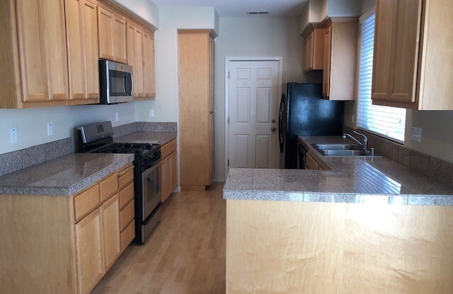 3 beds, 2 baths, $3,200