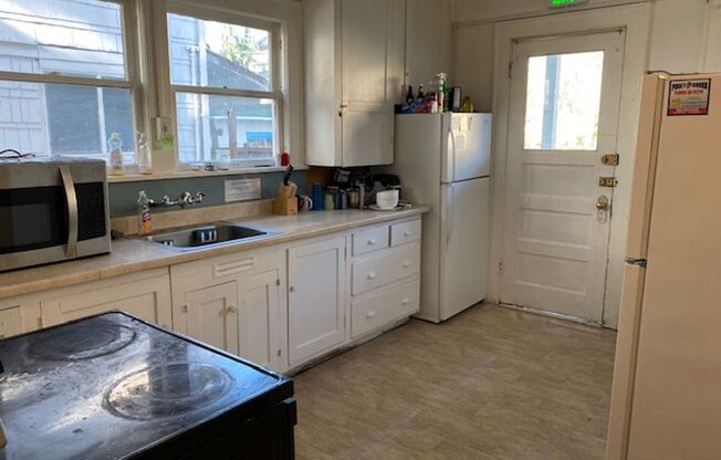 1 bed, 2 baths, $850, Unit 8