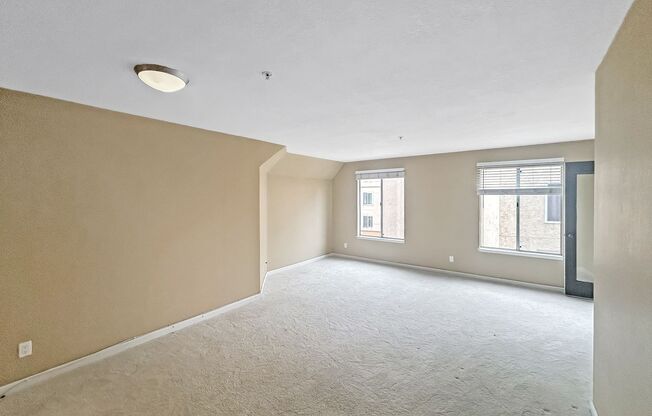 Modern 2B/2BA Condo with Balcony & Amenities in La Jolla
