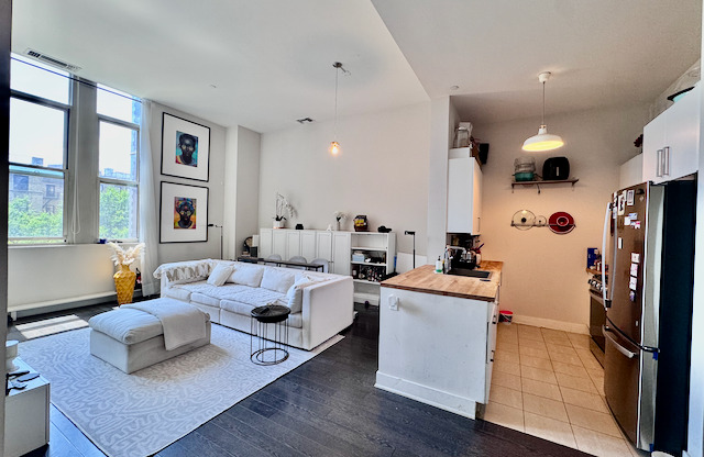 220 W 148 ST