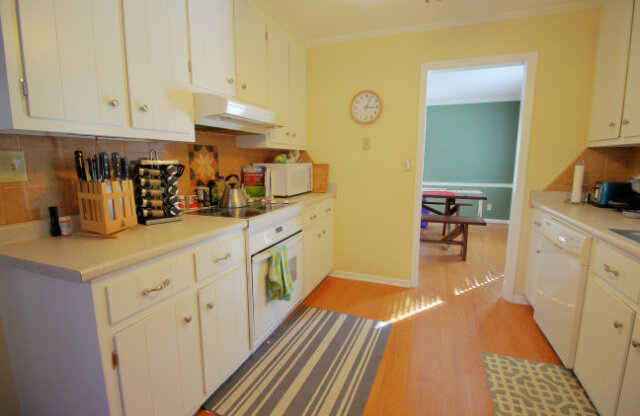 Fantastic 3 bedroom home with large fenced yard in SE Durham!
