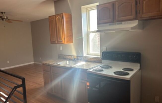 2 beds, 1 bath, $975, Unit 2nd Floor