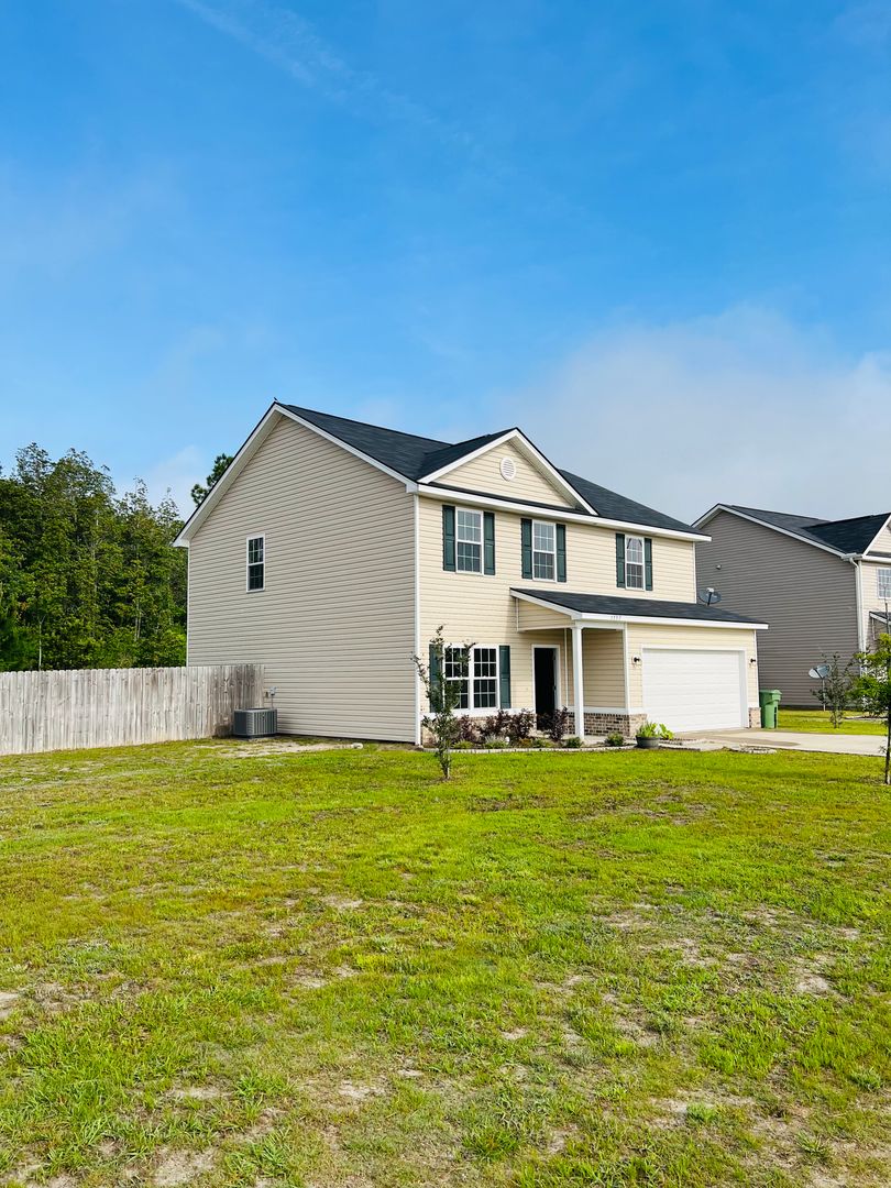 Pet Friendly 2 Story 4 bed 2 1/2 Bath home.