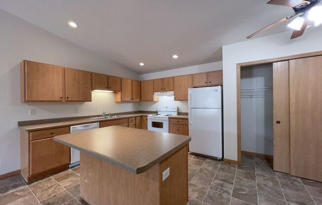 3 beds, 2 baths, 1,319 sqft, $1,470, Unit WI 3550-87