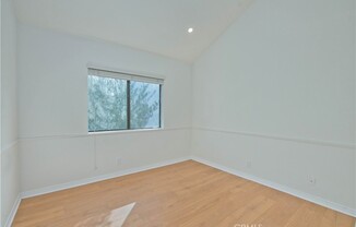 5757 Owensmouth Ave Unit 4