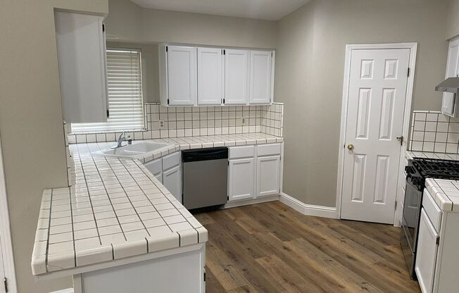 5926 W. FEEMSTER CT. - 3 BEDROOM 2 BATHROOM - SW VISALIA