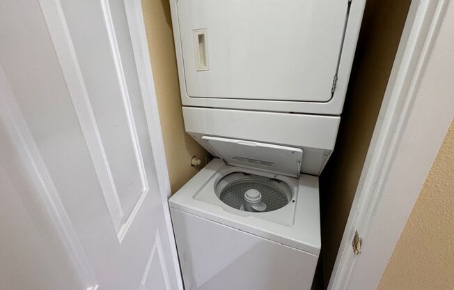 Blocks from UO! 2 bedroom 1.5 bath with in unit laundry and off street parking Available in August