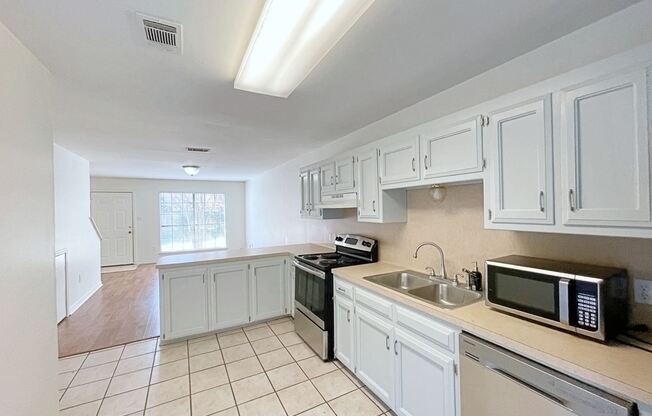2293 Hollydale Ave. Unit 4C