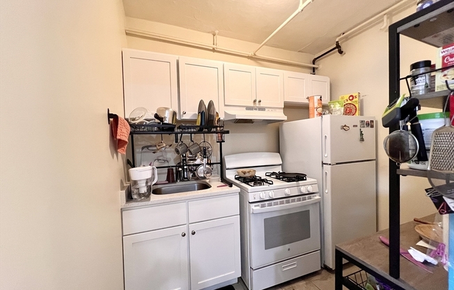 Studio, 1 bath, 450 sqft, $2,000, Unit 33