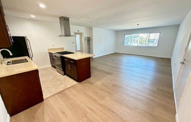 2320 Vanderbilt Ln
