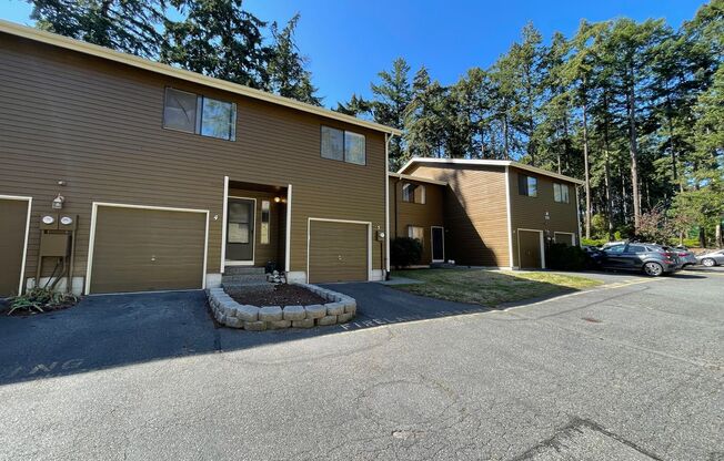 Pet Friendly Spacious 3 Bedroom Condo, Close to Schools, shopping and NAS Whidbey!