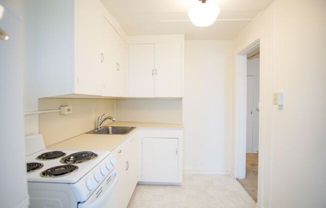 Studio, 1 bath, $995, Unit 10