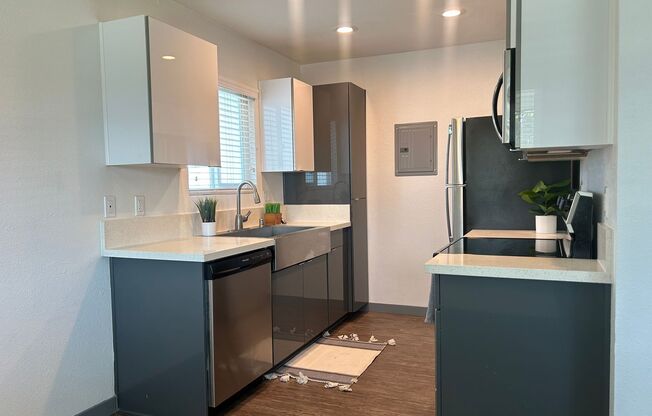 2 beds, 1 bath, 920 sqft, $2,910, Unit A072
