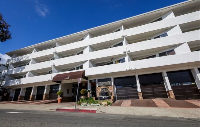 2 beds, 1.5 baths, 994 sqft, $3,995, Unit 17