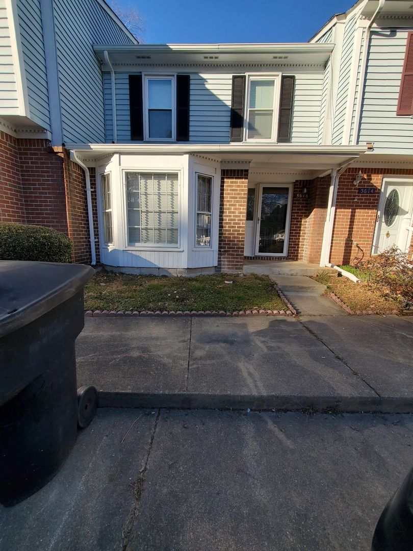 Two Bedroom Townhome in Churchland!