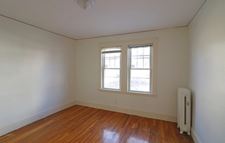 2 beds, 1 bath, $2,700, Unit 52