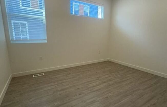 3 beds, 2 baths, 1,400 sqft, $1,895, Unit 572