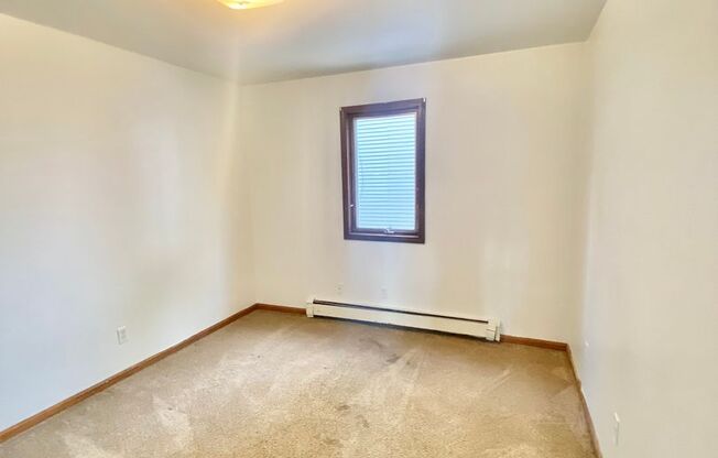 3 beds, 1 bath, $1,550, Unit 6