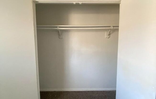 2 beds, 1 bath, 900 sqft, $1,051, Unit 16E