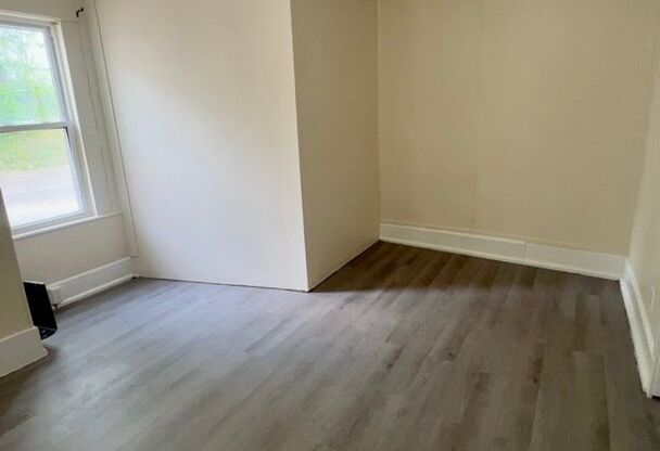 1 bed, 1 bath, 1,000 sqft, $550