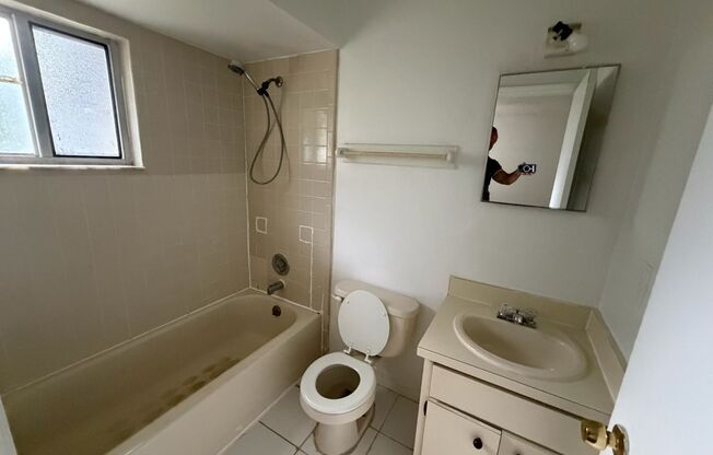 Cozy 2 Bed 2 Bath hlaf Duplex