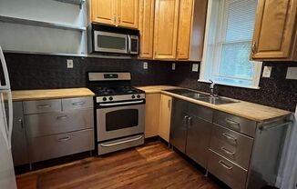 ⭐⭐⭐Spacious 4 Bedroom 1.5 Bath house located in University City.