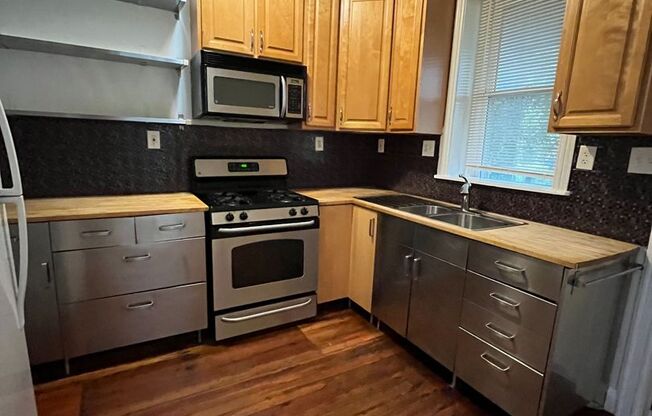 ⭐⭐⭐Spacious 4 Bedroom 1.5 Bath house located in University City.