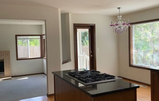 Lovely 3 Bedroom/2.5 Bath, Great Edmonds Neighborhood!
