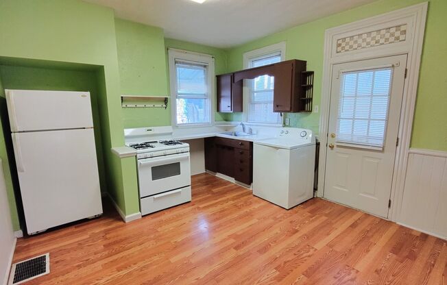 2 beds, 1 bath, $1,295