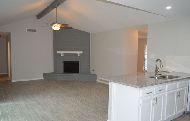 Gorgeous, Spacious 4 bed 2 bath