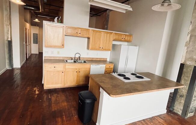 1 bed, 1 bath, 910 sqft, $1,635, Unit 413