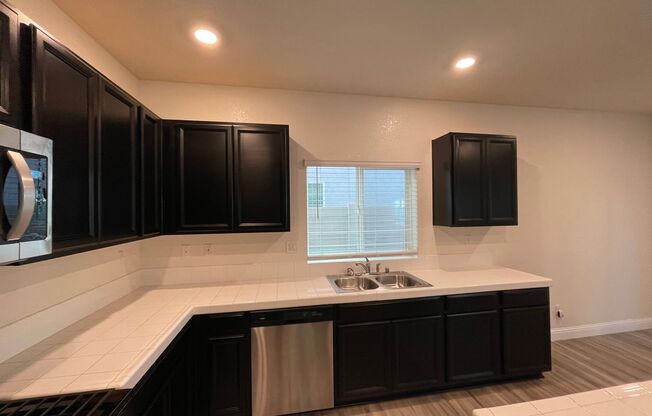 Beautiful 4 bed 2.5 bath in Sacramento!