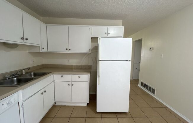 2 beds, 1 bath, $825, Unit 1906 Cedarhill Unit A