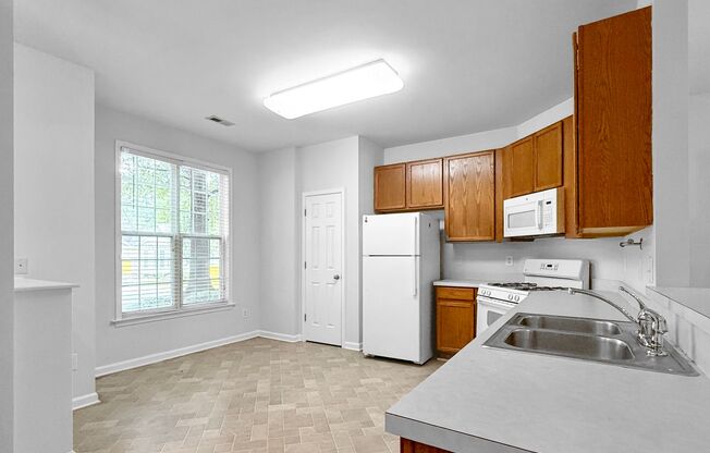 $350 Off Rent!!!! Beautiful Townhome, Fenced-in Patio, Pet Friendly!